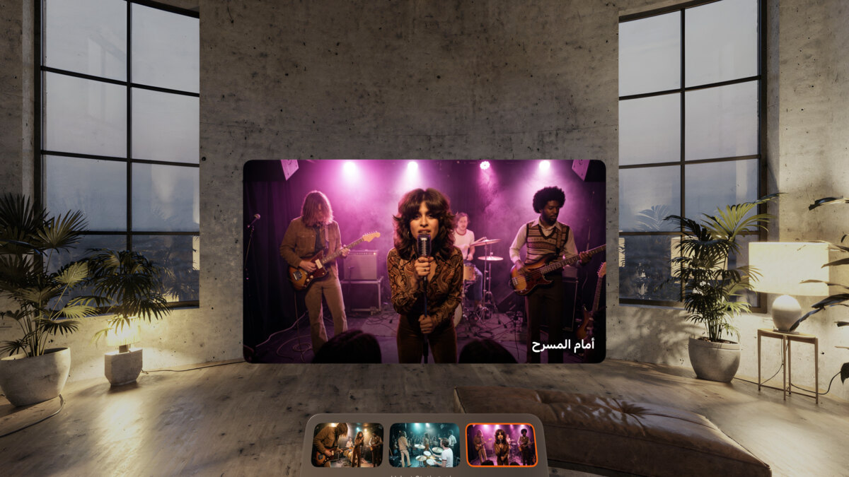 الشاشة الرئيسية للجلسة على Apple&nbsp;Vision&nbsp;Pro: «أمام المسرح» قيد التشغيل، وتحته فيديوهات المجموعة الثلاثة.