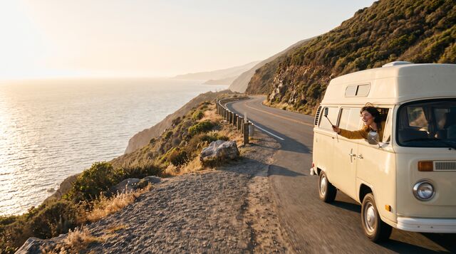 La strada costiera, la prima tappa di Road trip 360°: un camper su una strada a strapiombo sul mare.